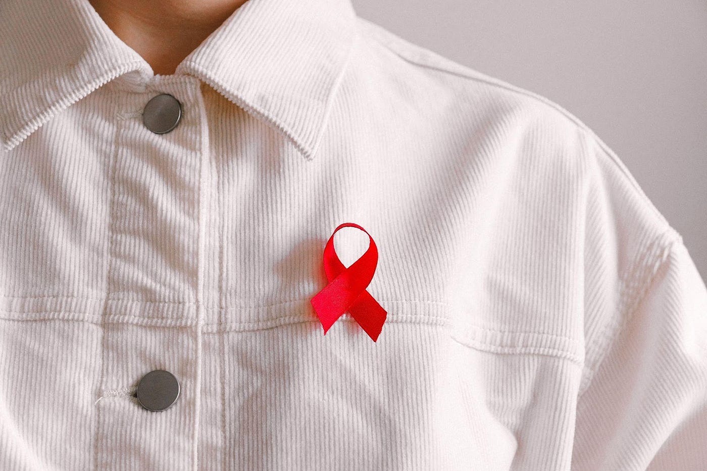 In the past, people often heard that patients with AIDS died from minor infections due to their compromised immune systems. However, along with medical advancements, most patients maintain their health and everyday lives through a regimen of medications. (Photo credit: Pexels)