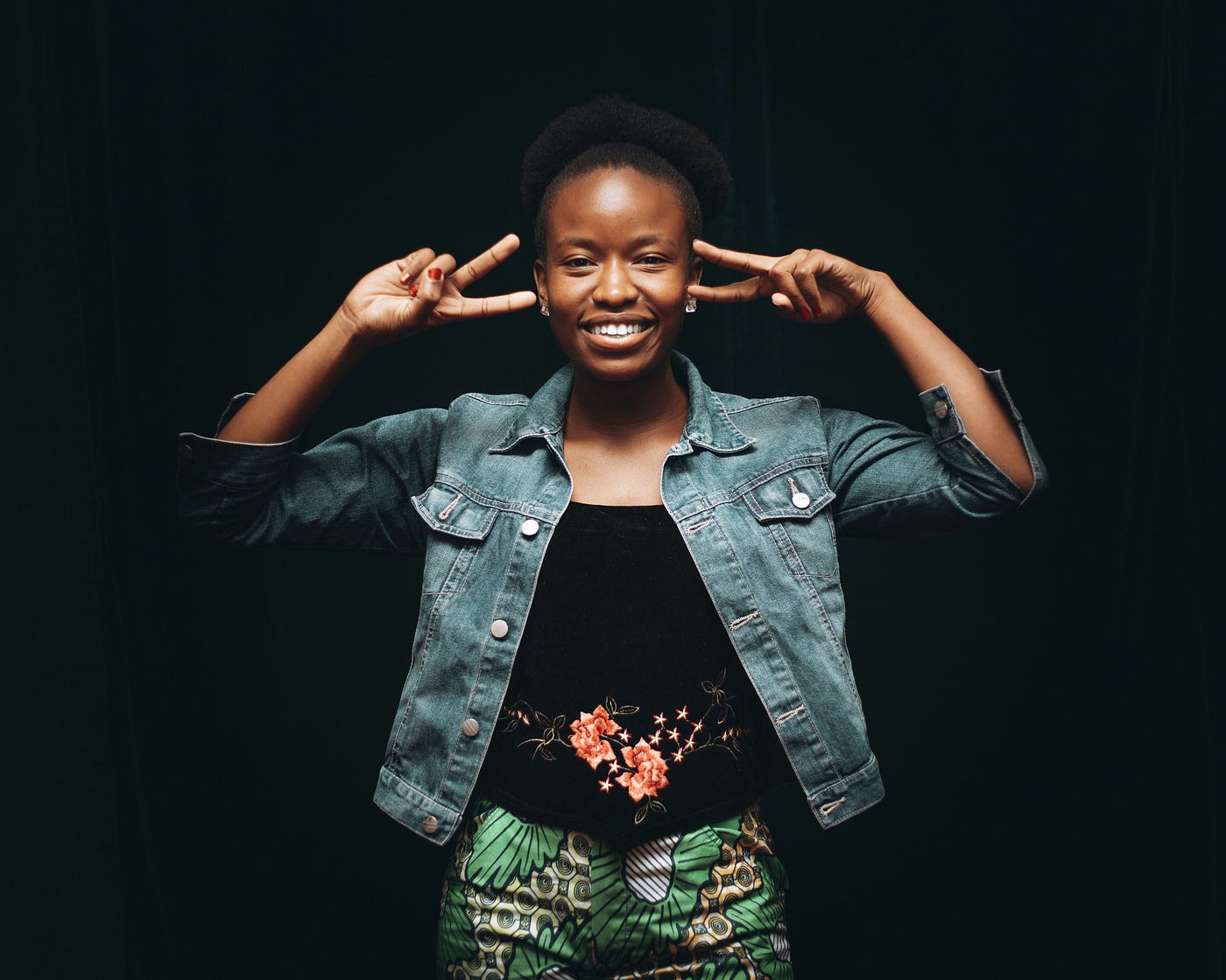 자신감 넘치고 행복한 여성이 미소 짓는다