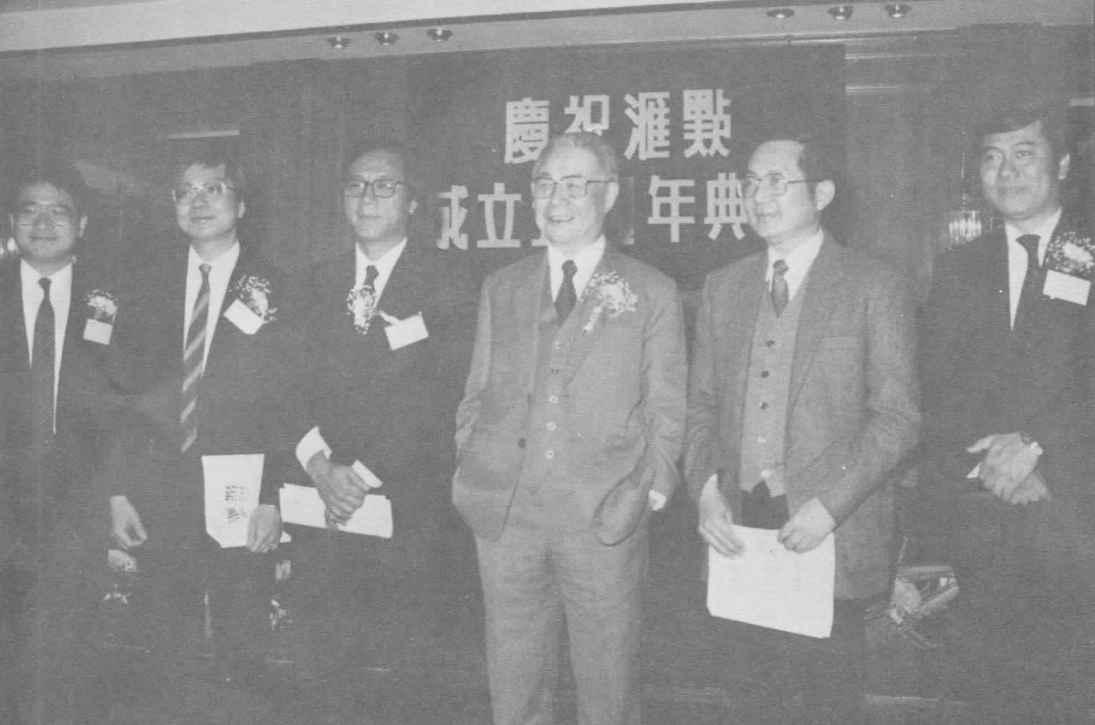 陷共噩耗嘅前奏— — 學界支持「民主回歸」. 喺八十年代中英就香港問題談判期間，恐共情緒瀰漫於主流大眾，絕大部分港人都希望維持… | by  Julian Ho | Medium