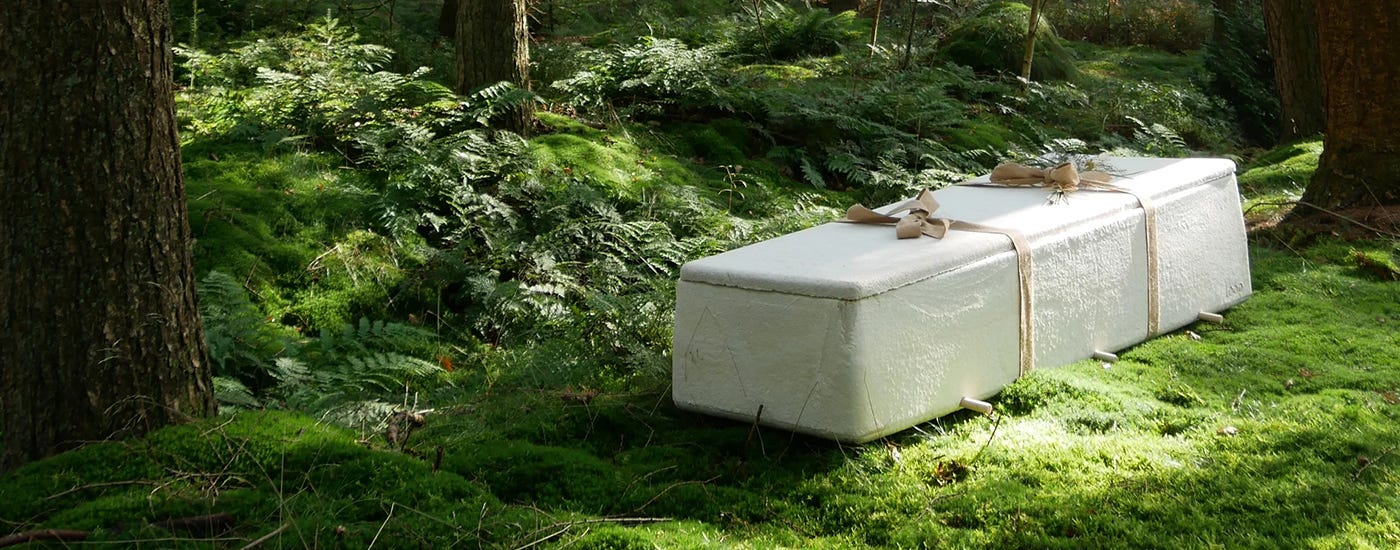 Living cocoon de l’entreprise allemenade Loop : un cercueil biodégradable et écologique qui transforme la mort humaine en compost pour nourrir les sols, tout en respectant le rituel de mise en terre (source image).