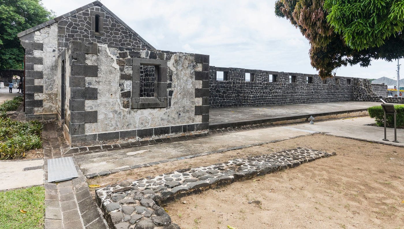 Situs Aapravasi Ghat di Mauritius, gerbang masuk bagi hampir setengah juta pekerja asal Asia Selatan. Sumber: Britannica