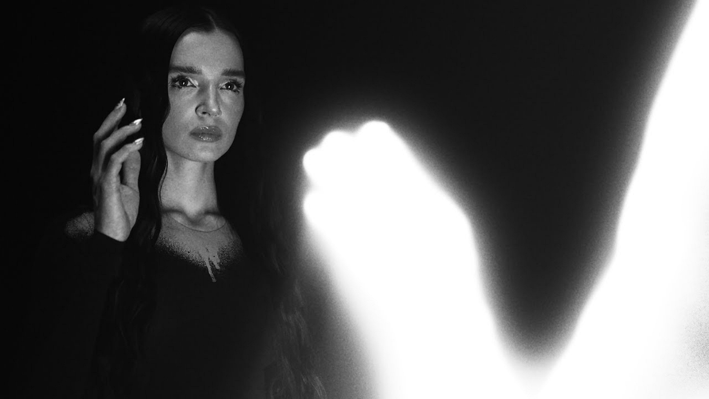 Poppy mistura metalcore com elementos de outros gêneros em Empty Hands