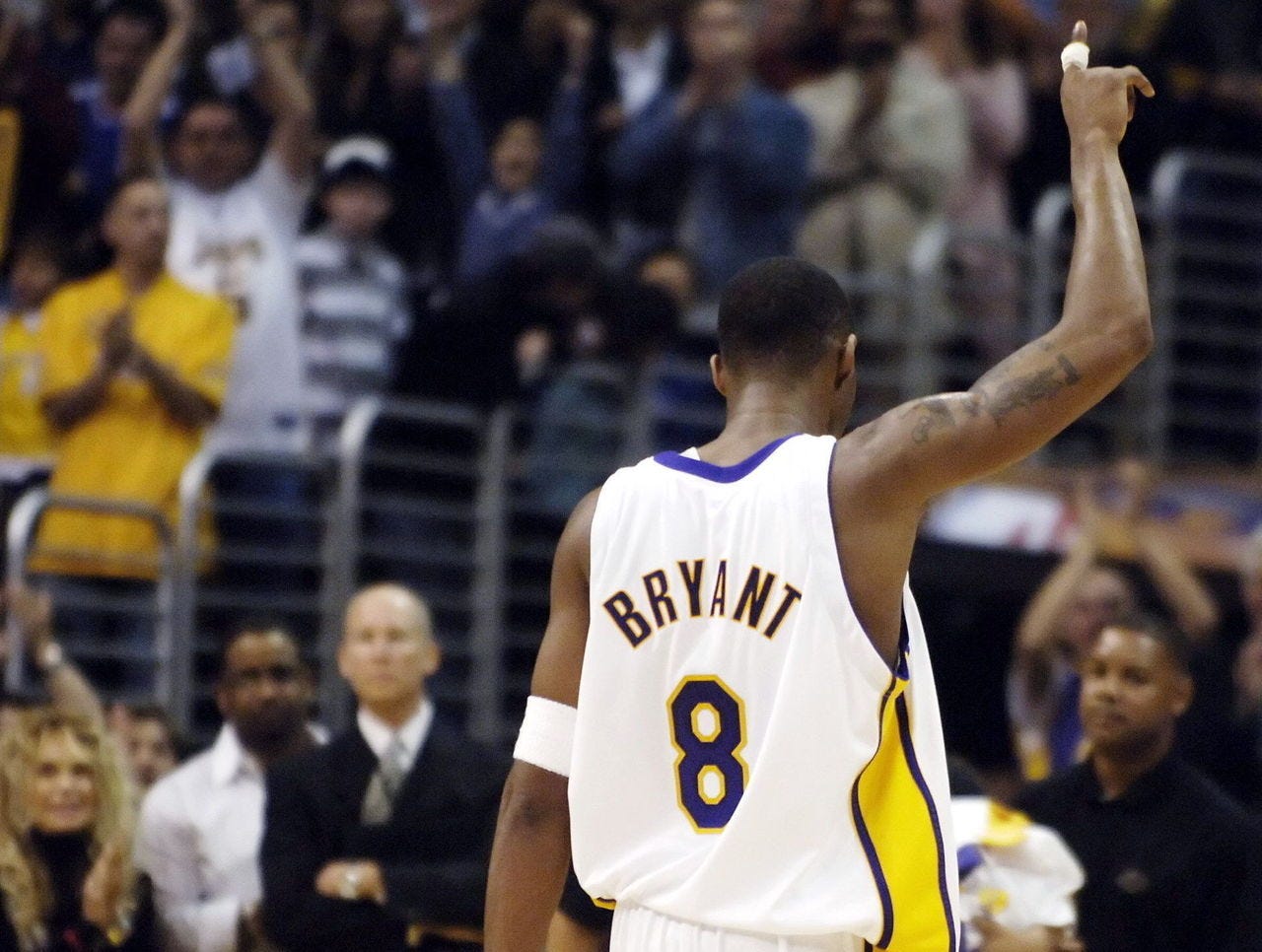 kobe bryant wearing jordan 8