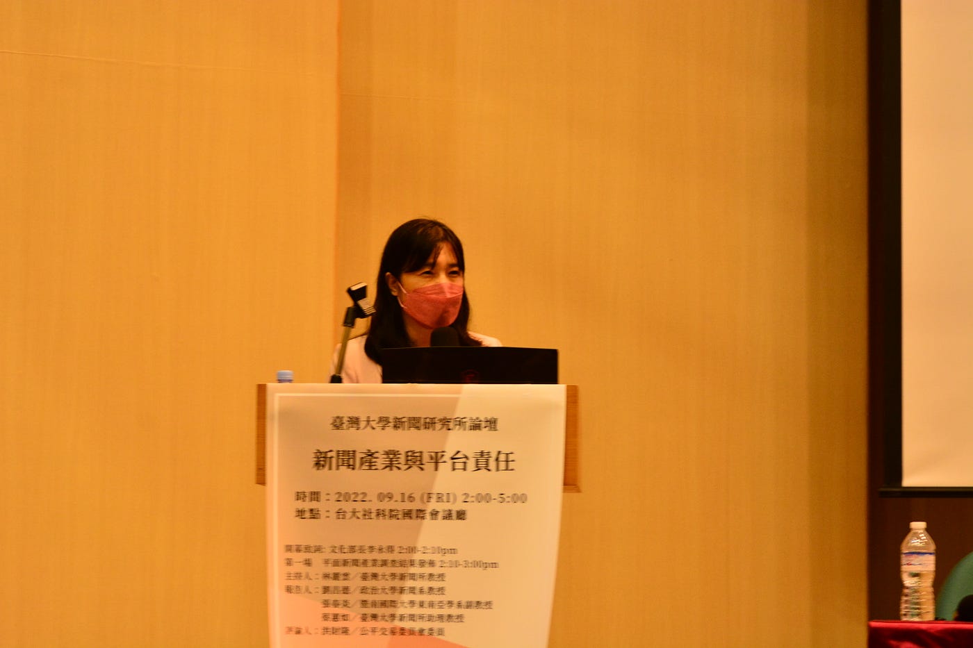臺大新聞所教授兼所長洪貞玲延伸探討四種議價模式的不同考量。(攝影/歐穎慈)