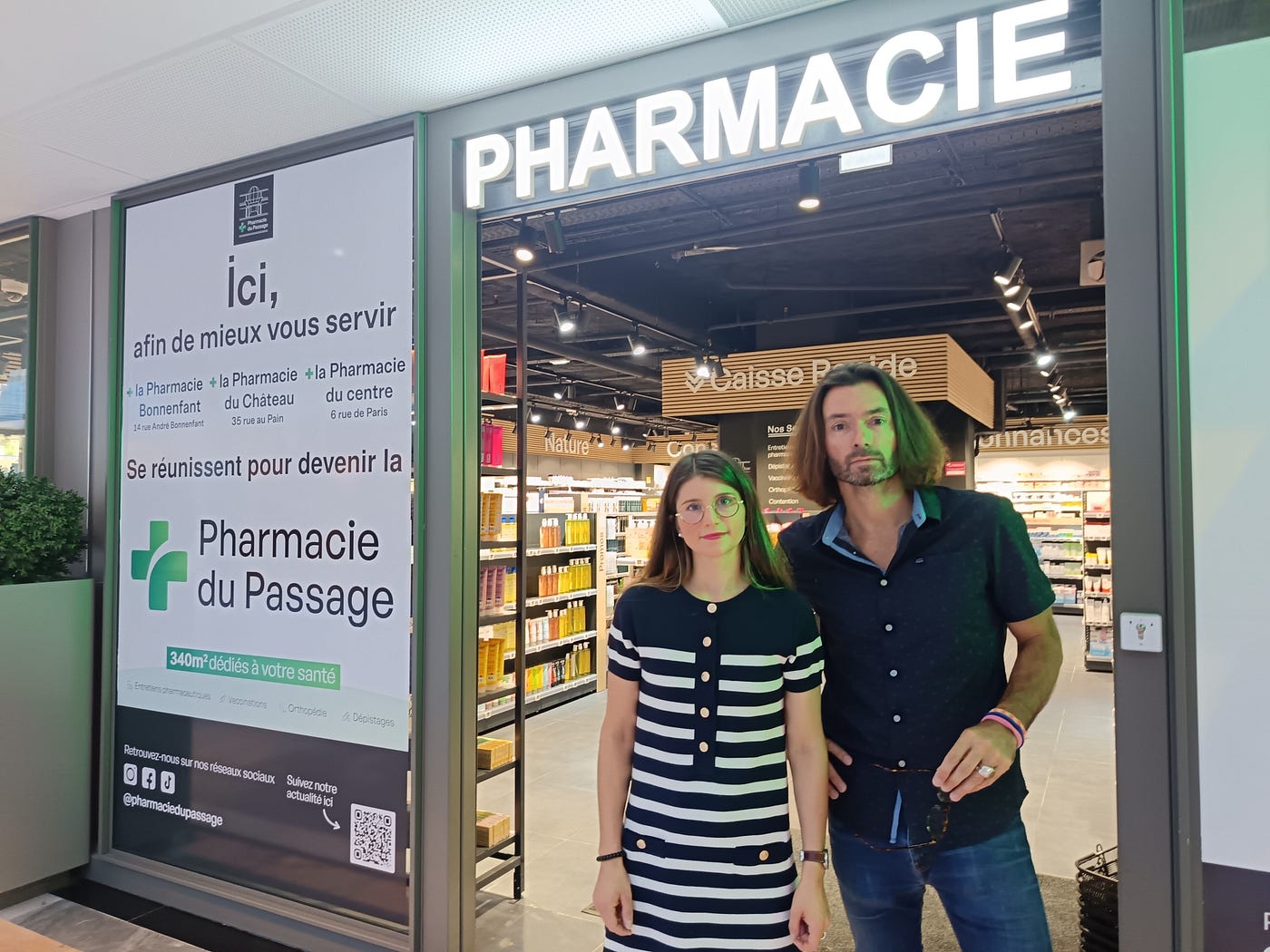 Marie Vitali et Arnaud Verdier sont deux des trois propriétaires, ou titulaires de la nouvelle pharmacie du Passage à Saint-Germain-en-Laye (crédit : Claire Loilier)