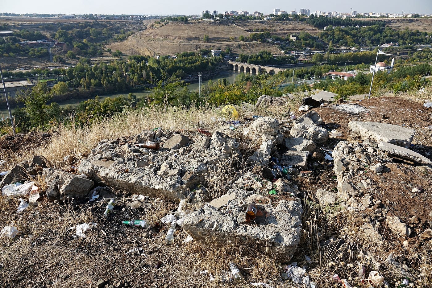 Çiyayê Kirklarê bî şûşeyên alkole qirêj kirine
