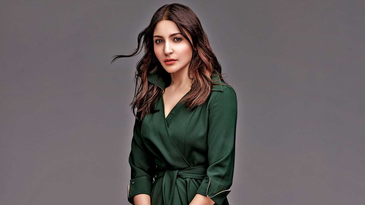 anushka sharma green dress As a nod to the swinging '60s, Anushka Sharma (@anushkasharma) wears a cocktail saree finely hand-embroidered with French knots, hand-cut brass sequins and crystals in colours of sepia-tinted sea-foam. Her pallu is