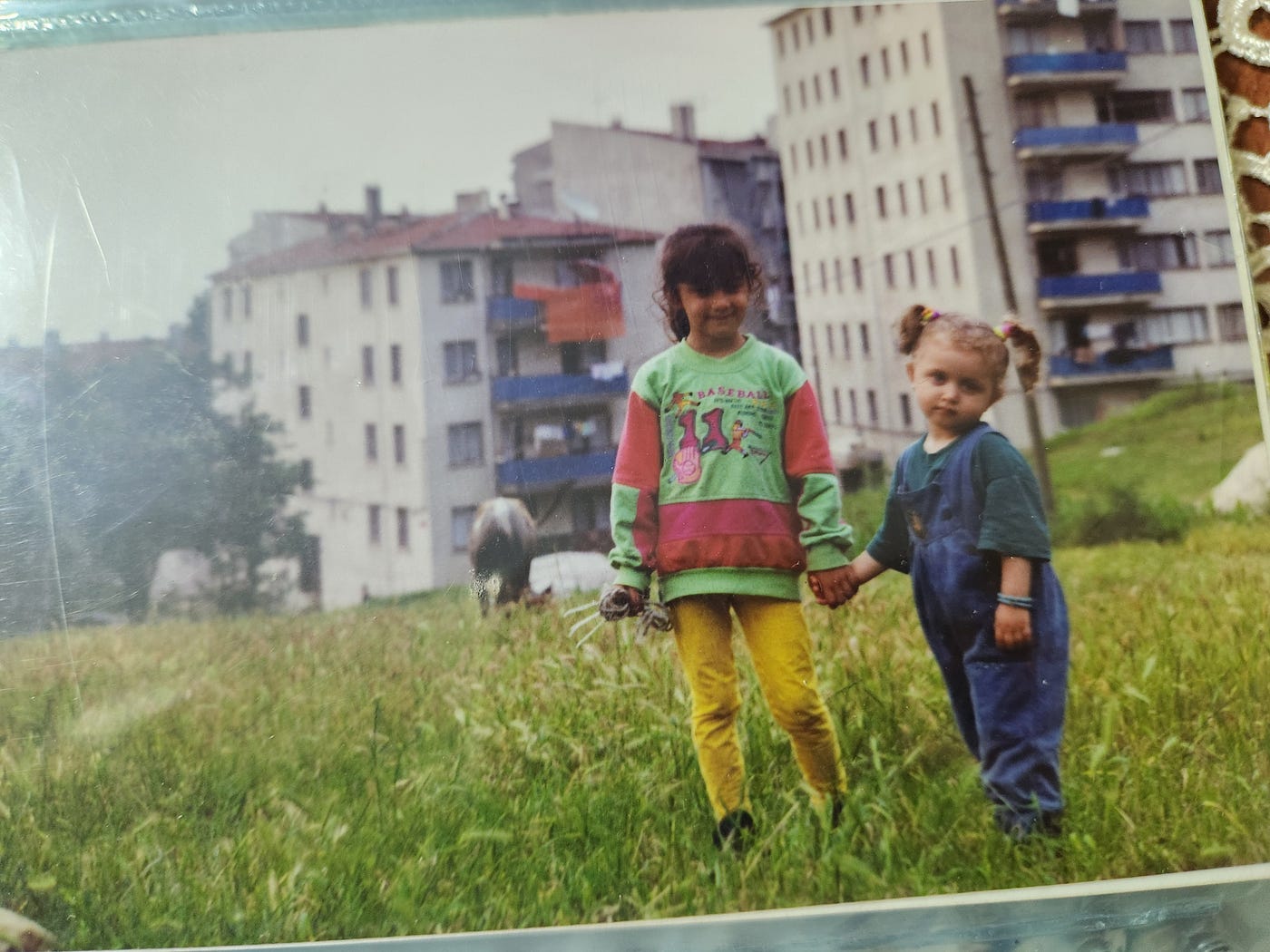 içimde acayip bi eski sevgisi var! nostaljinin asla fazlası olmuyor bende, vaktinden önce yaşlandık ah be kızım…
