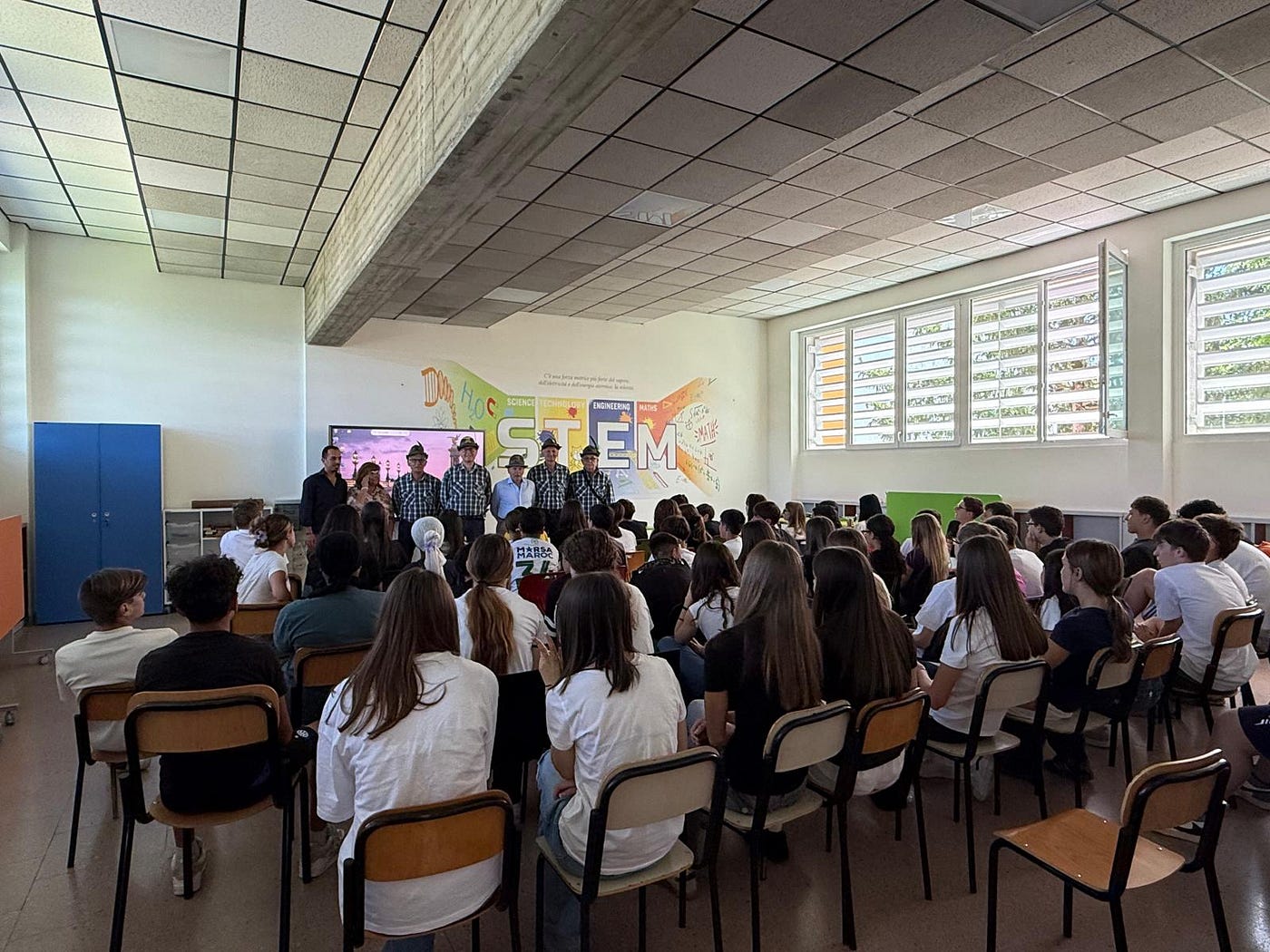Tricolore, il Gruppo Alpini presenta la bandiera italiana alla Scuola secondaria di Brusaporto