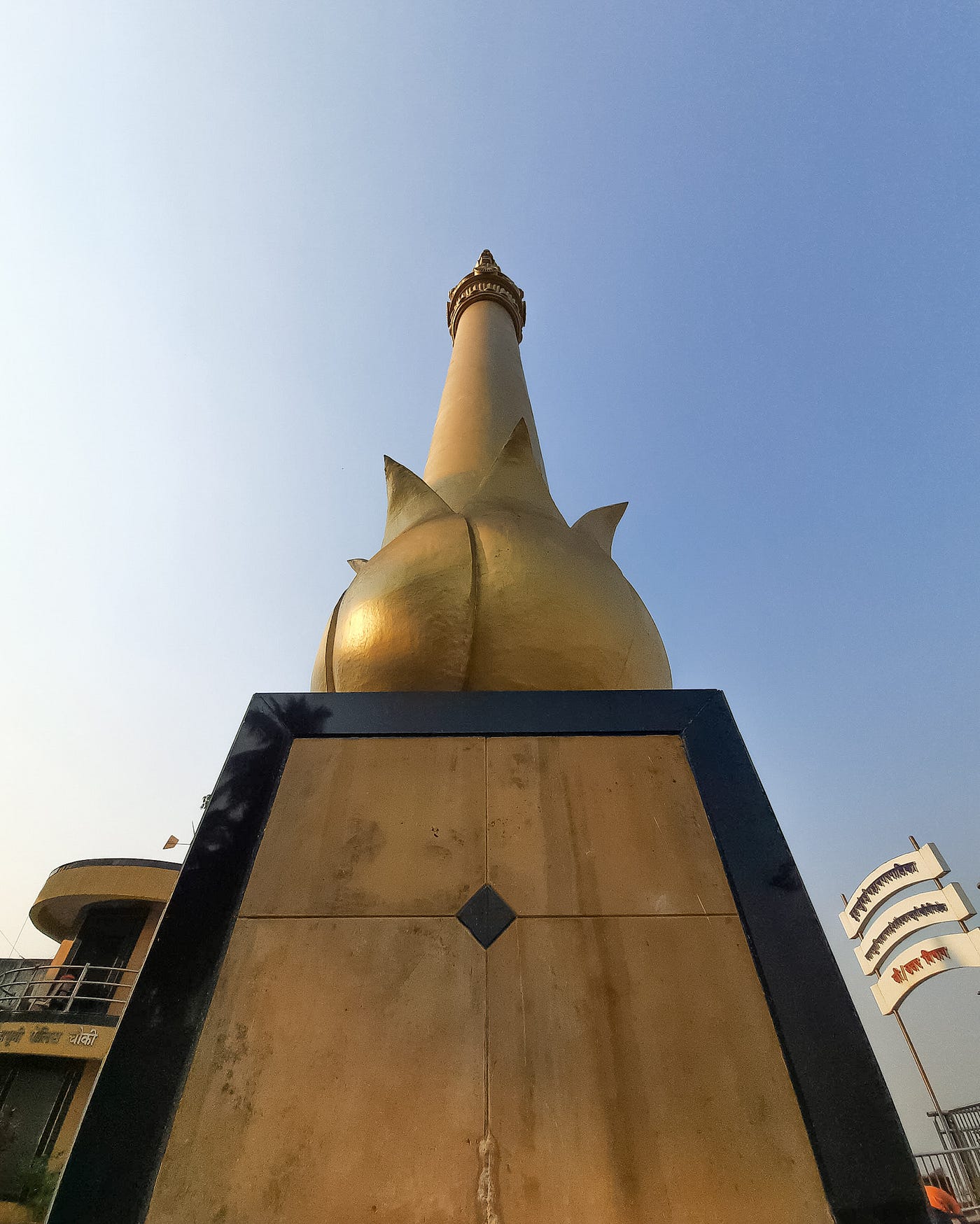 Mumbai, not plain (Cour 2/2) 2/12 — Ashoka Stambh built in the early 2000s  | by Altamash | Medium, image size:1400x1749