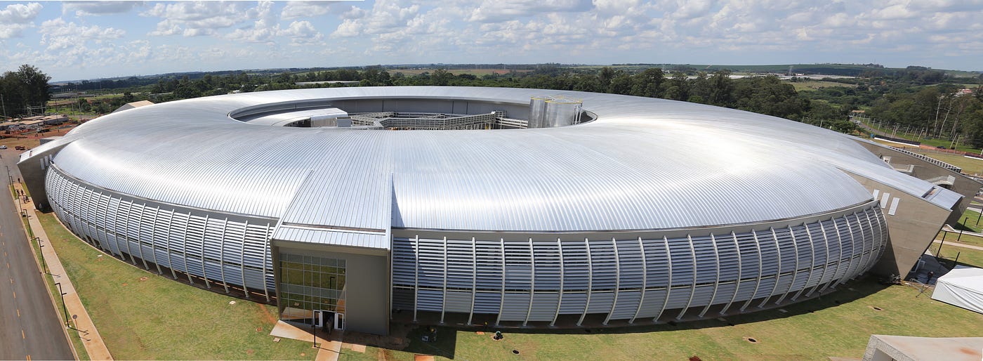 By Ministério da Ciência, Tecnologia, Inovações e Comunicações — Ministro participa da inauguração do acelerador de partículas Sirius., CC BY 2.0, https://commons.wikimedia.org/w/index.php?curid=74450245