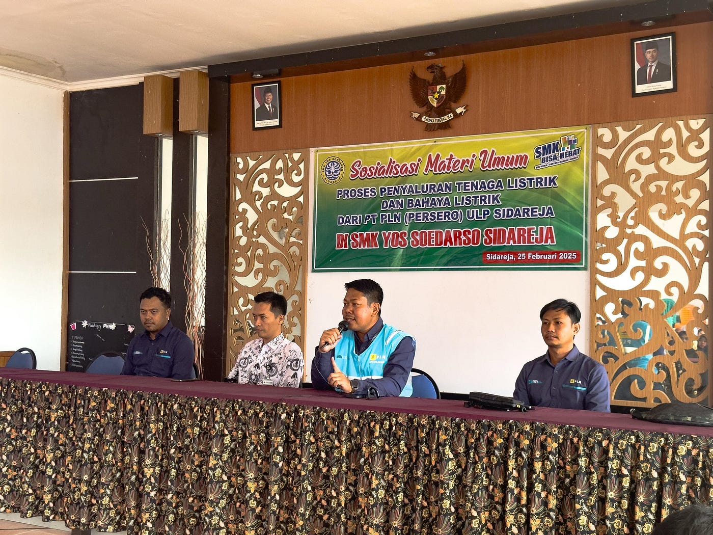 99 students of SMK Yos Soedarso eagerly follow PLN ULP Sidareja’s Electricity Socialization.