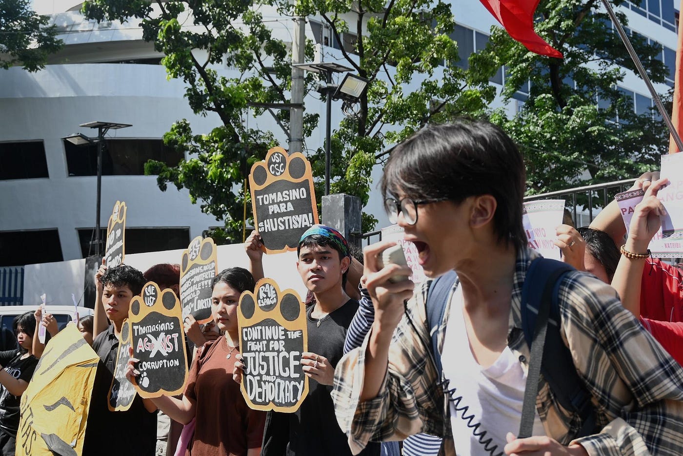 Protesters rage DPWH HQ; Mayor Isko snarled