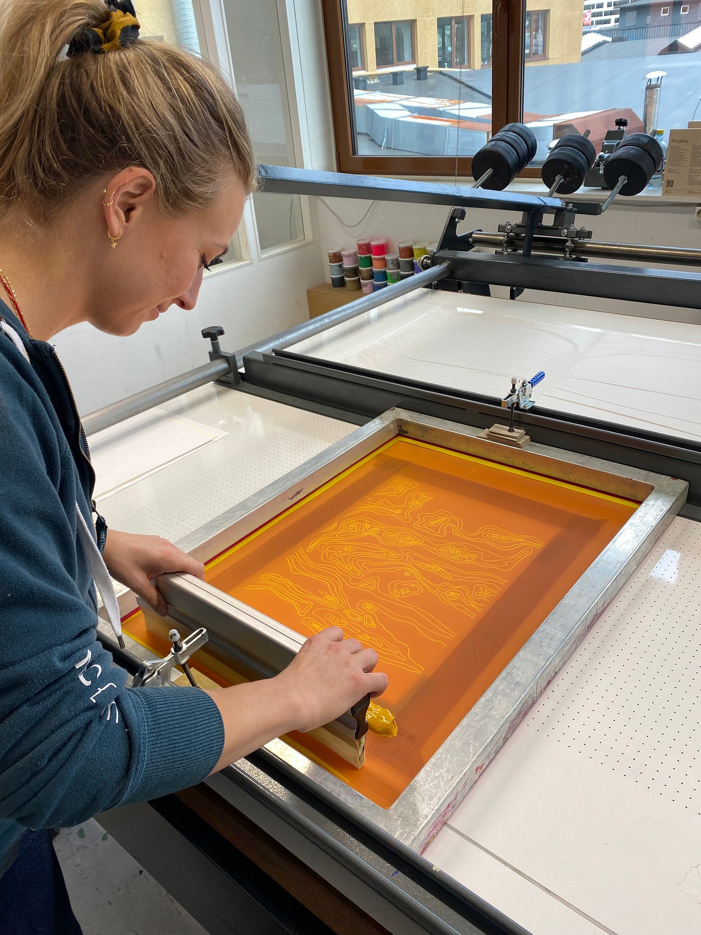 Henrikke som jobber med silketrykk