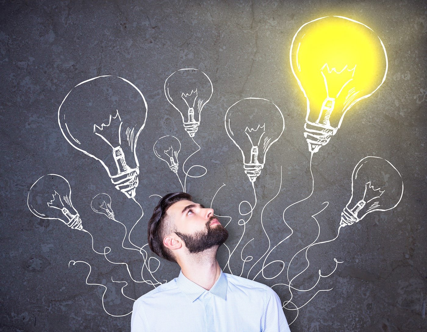 머리 위에 전구 아이디어가 떠오른 남자