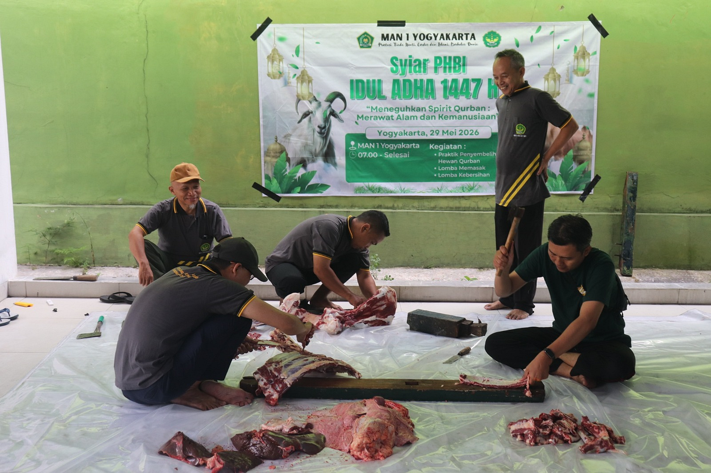 Packaging Qurban Meat, MAN 1 Yogyakarta Instills the Spirit of Cooperation