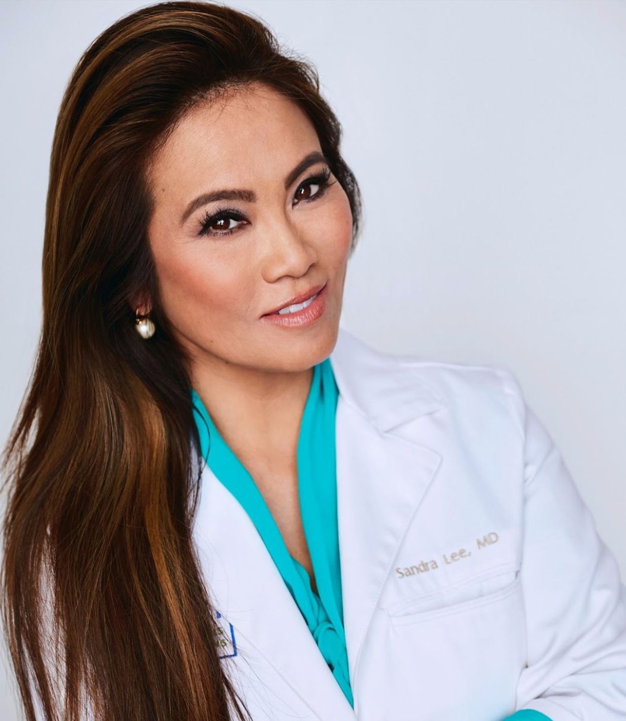 How Dr. Lee, Dr. Pimple Popper, Thrives As an Entrepreneur Turned Celebrity | by Ming S. Zhao | Authority Magazine | Medium