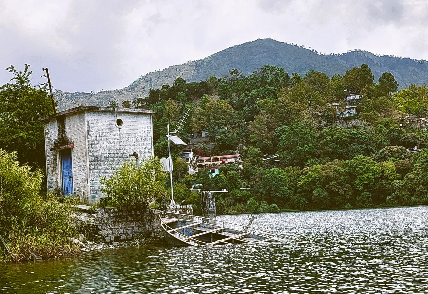Abandoned by people, cherished by lake [Photo by the author]
