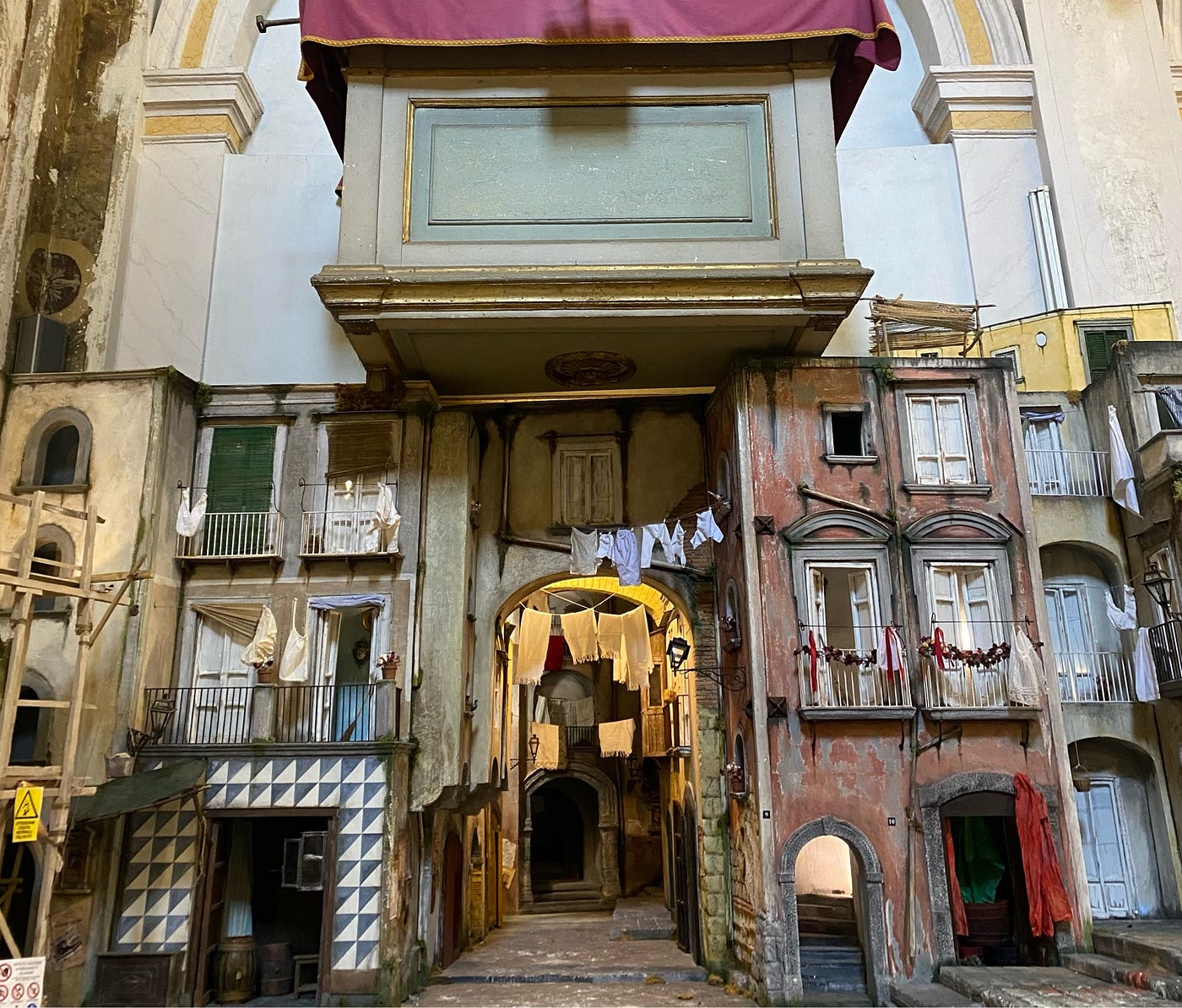 Napoli ve apartmanlar arasında kurutulan çamaşırlar