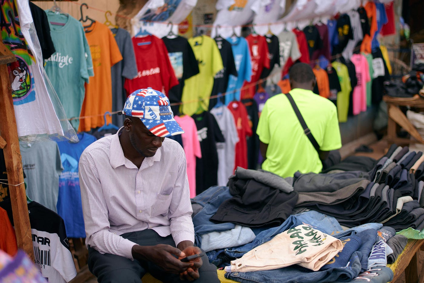 Ein Stand für Second-Hand Kleidung auf einem Markt in Afrika
