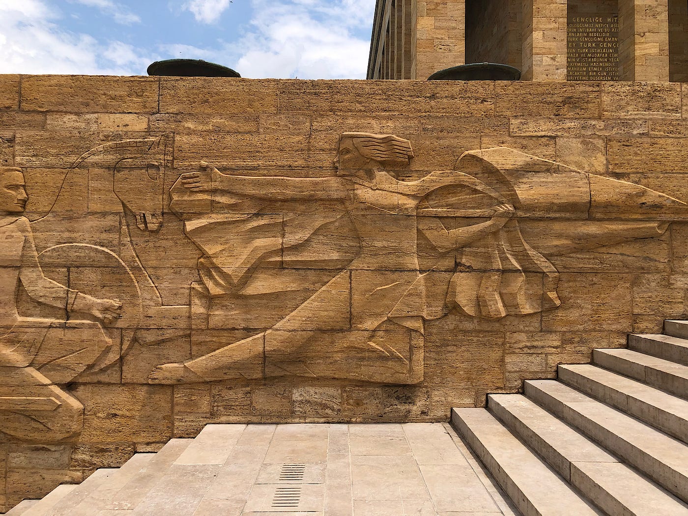 Anıtkabir rölyeflerinden: Başkomutanlık Meydan Muharebesi rölyefi. Anıtkabir rölyefleri Antik Mısır ve Hitit üsluplarına göre yapılmıştır. (Kaynak: https://kulturenvanteri.com/)
