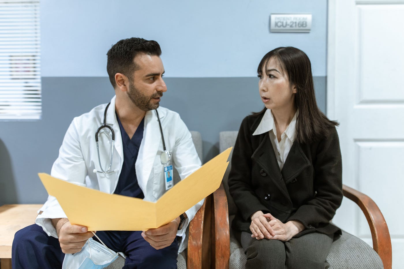 Photo by RDNE Stock project: https://www.pexels.com/photo/male-doctor-talking-to-a-patient-6129441/