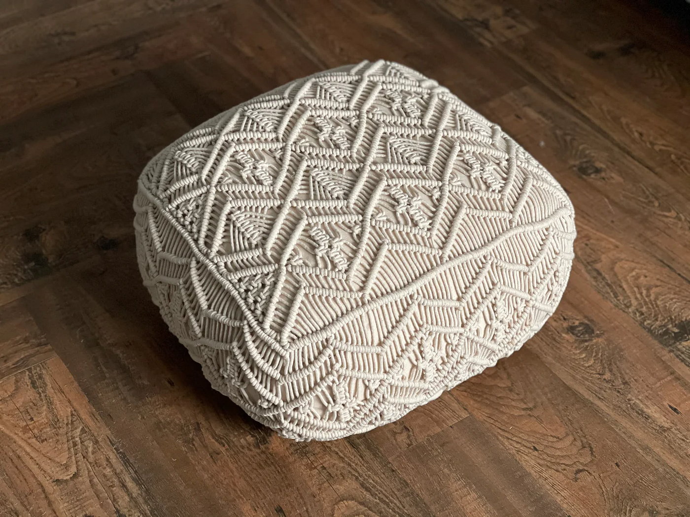 The Living Room Untethered: How Poufs Cultivate Freedom and Flair