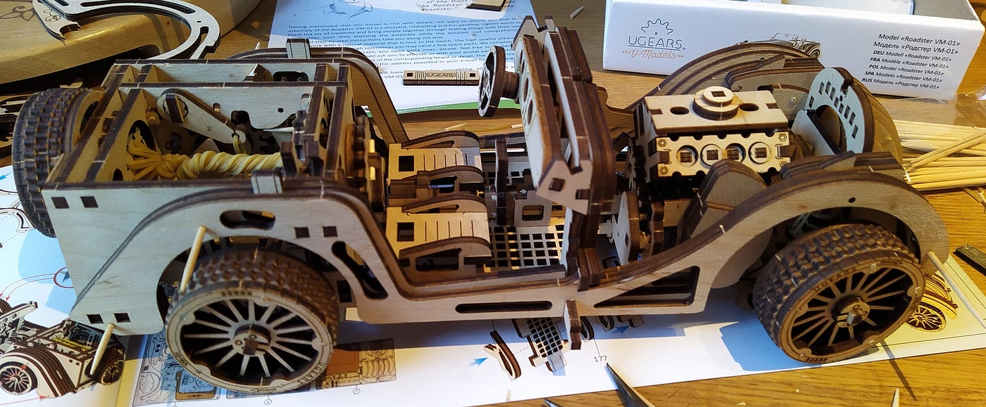 Ugears ユーギアーズ Roadster VM-01 ロードスターVM-01 木製 組立 ブロック パズル おもちゃ Roadster VM-01 \u2013 UGears Suomi