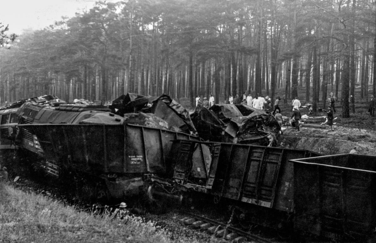 TRAIN WRECK2 ヨーヨー SPYY Impatience between the Pines: The 1980 Otłoczyn (Poland