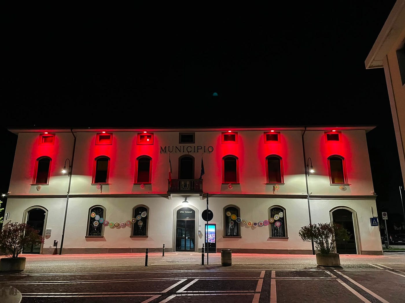 Il Municipio si colora di rosso