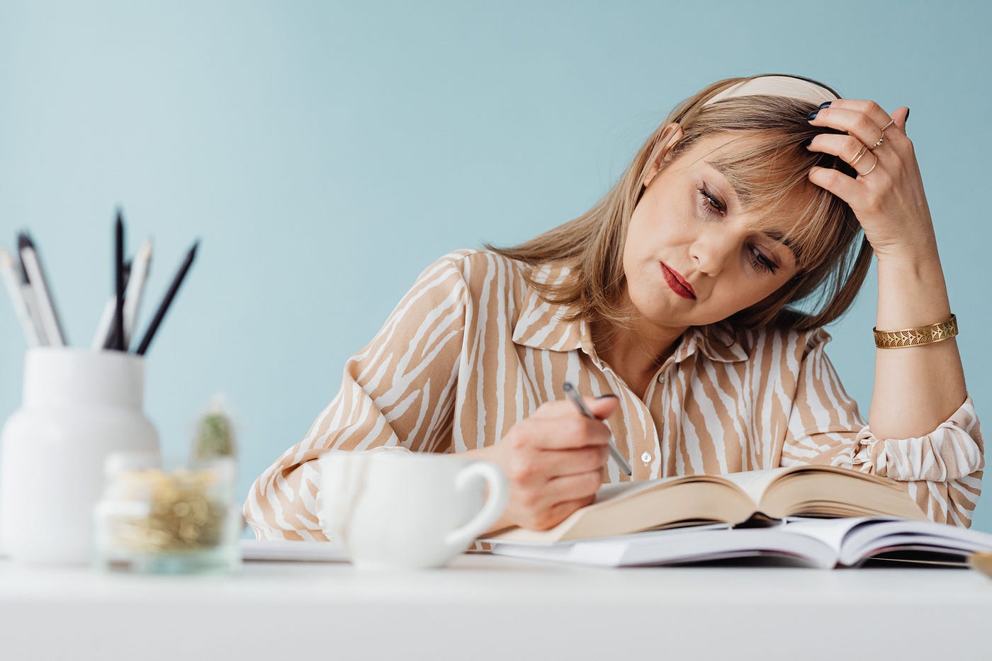 A woman writing. Photo by www.kaboompics.com from Pexels.