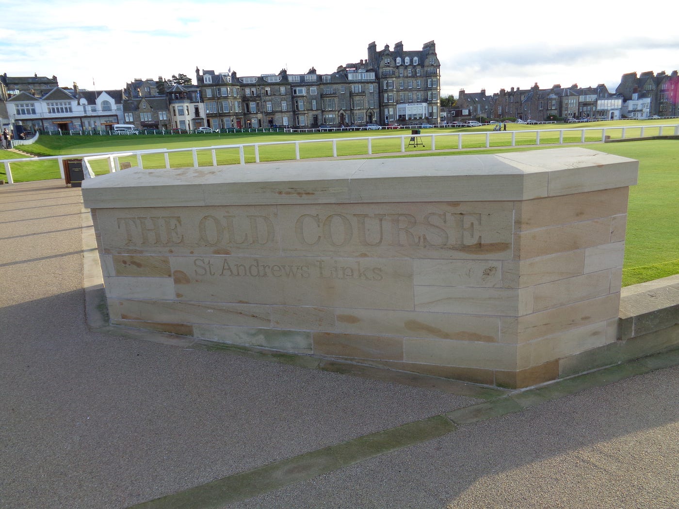 Playing St Andrews BACKWARDS using hickory (wooden) golf clubs 