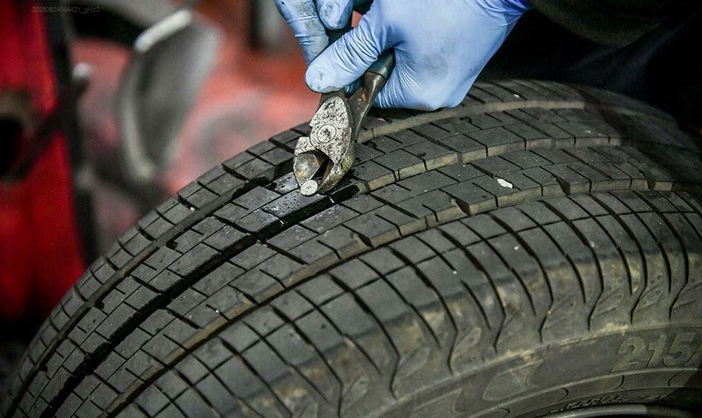 DIY Handyman Reveals How a Wooden Wheelbarrow Wheel Solved Puncture Problems — Here’s How You Can…