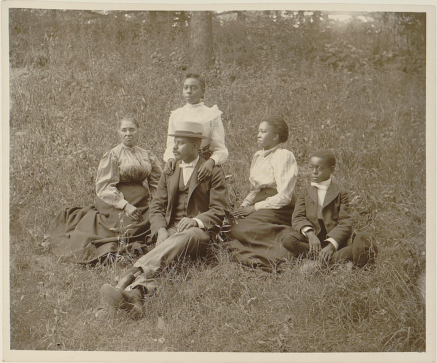 Photo of Georgia family posing for photo on front lawn 1899–1900 | Library of Congress