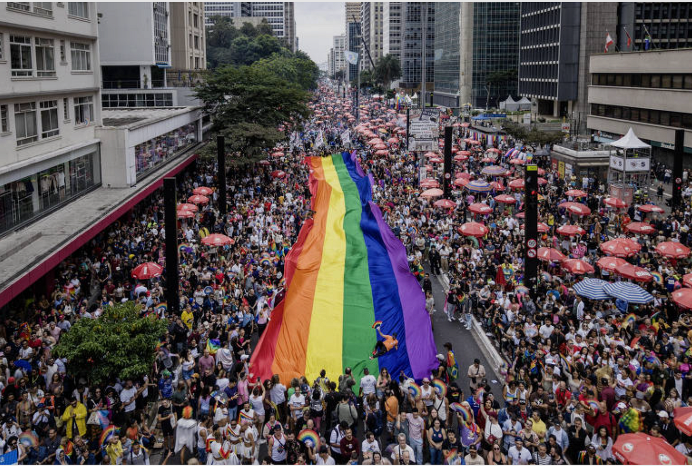 O Apagamento Colorido: Como São Paulo tenta esconder a Parada LGBT+ enquanto o mercado vende o…