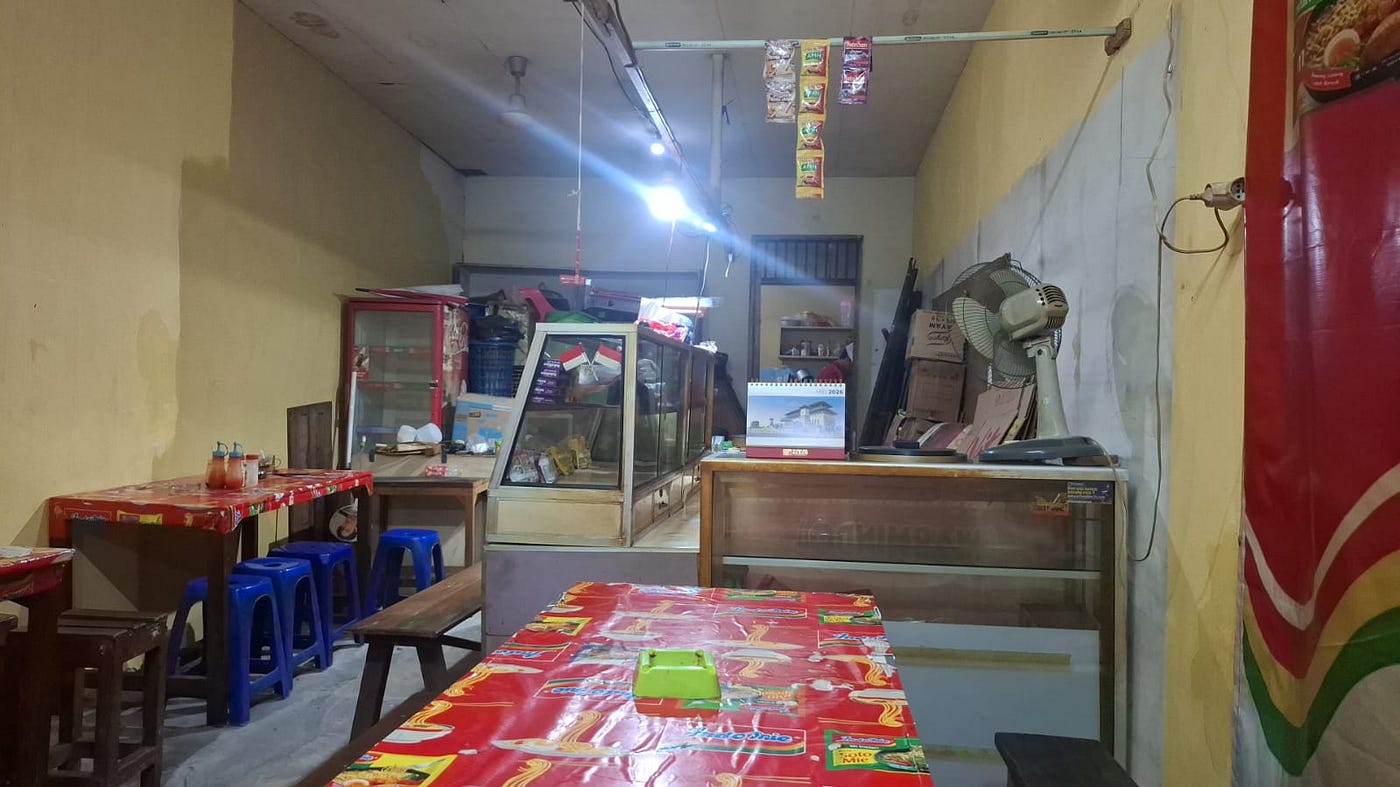 The “warung” I was talking about at 3 AM. The man on the phone was on the far left beyond the frame.