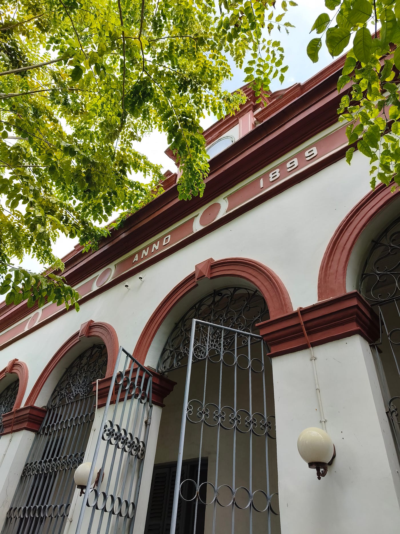 Pieces of Surabaya: (1) Gang in Kampung, (2) Stasiun Semut Facade