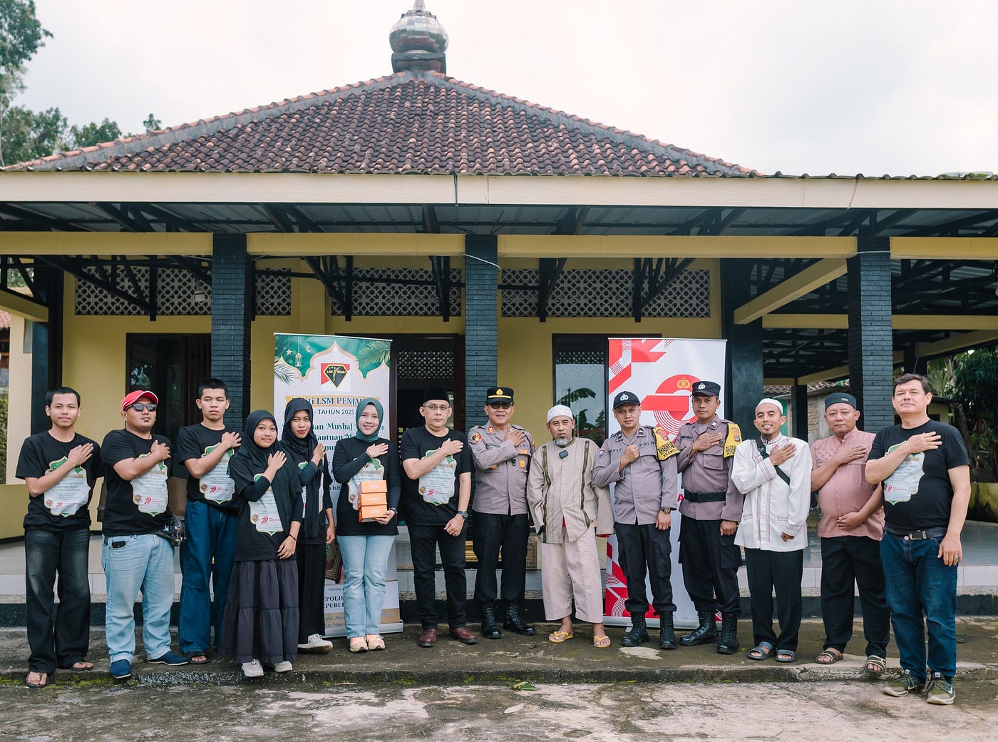 Foto bersama jajaran Polsek Saptosari, Panitia Bakti LSM PENJARA 1, serta marbot dan takmir Masjid An Nur (Saptosari, Gunungkidul) dalam rangka Hari Bhayangkara ke-79.