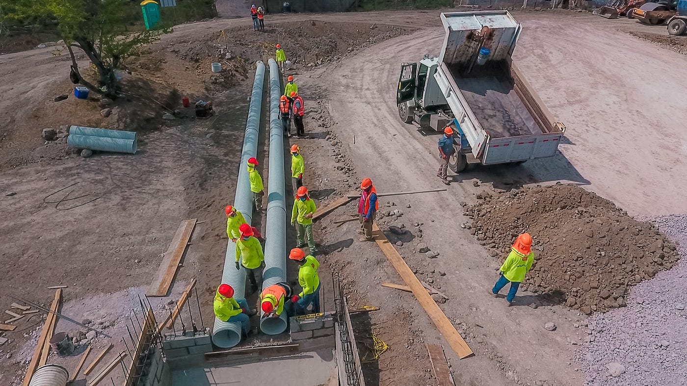 Drenaje Pluvial a Gran Escala: Ingeniería, Logística y Seguridad en Acción.