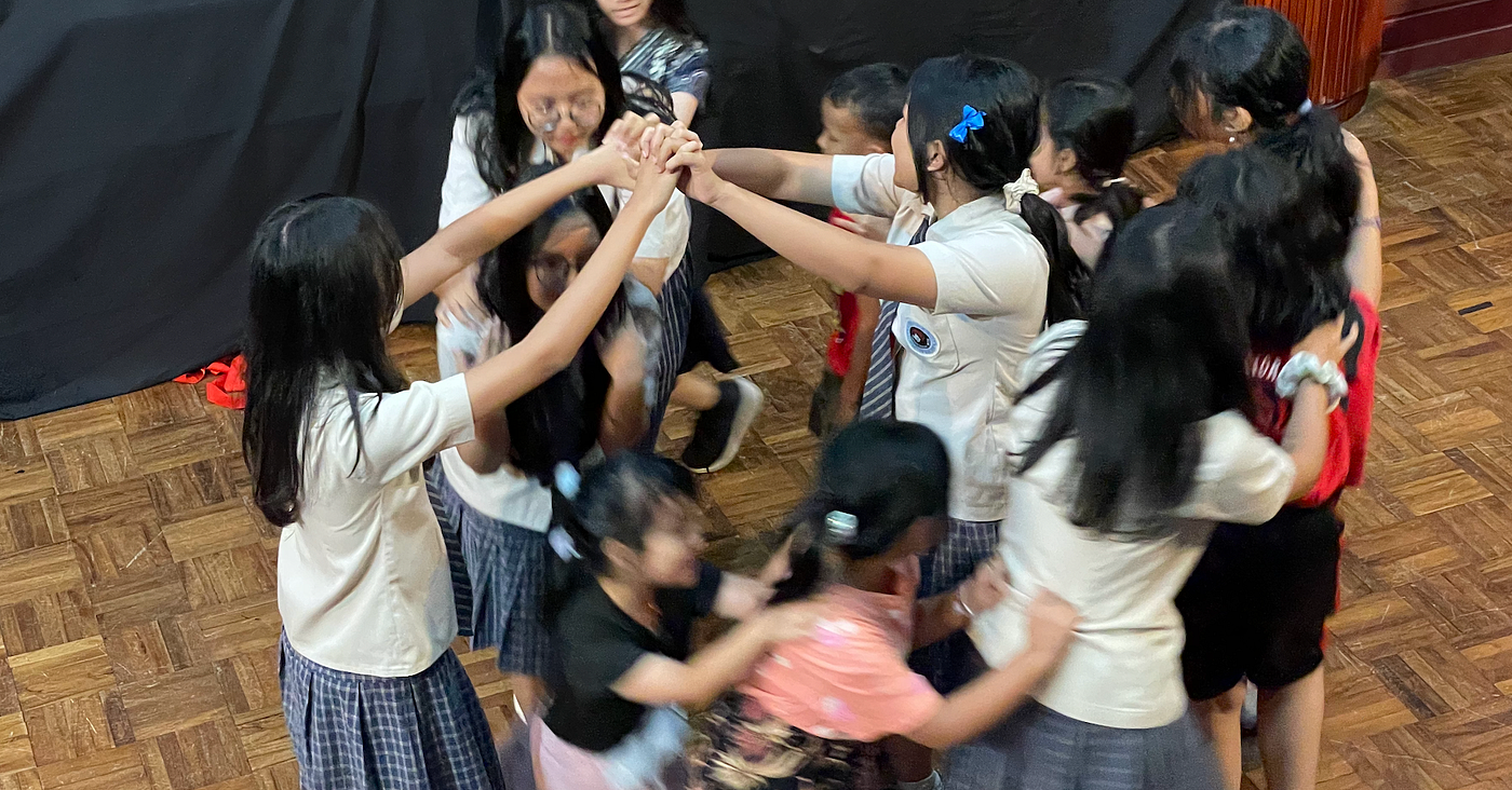 Students playing ular naga with audiences (sc: rome)