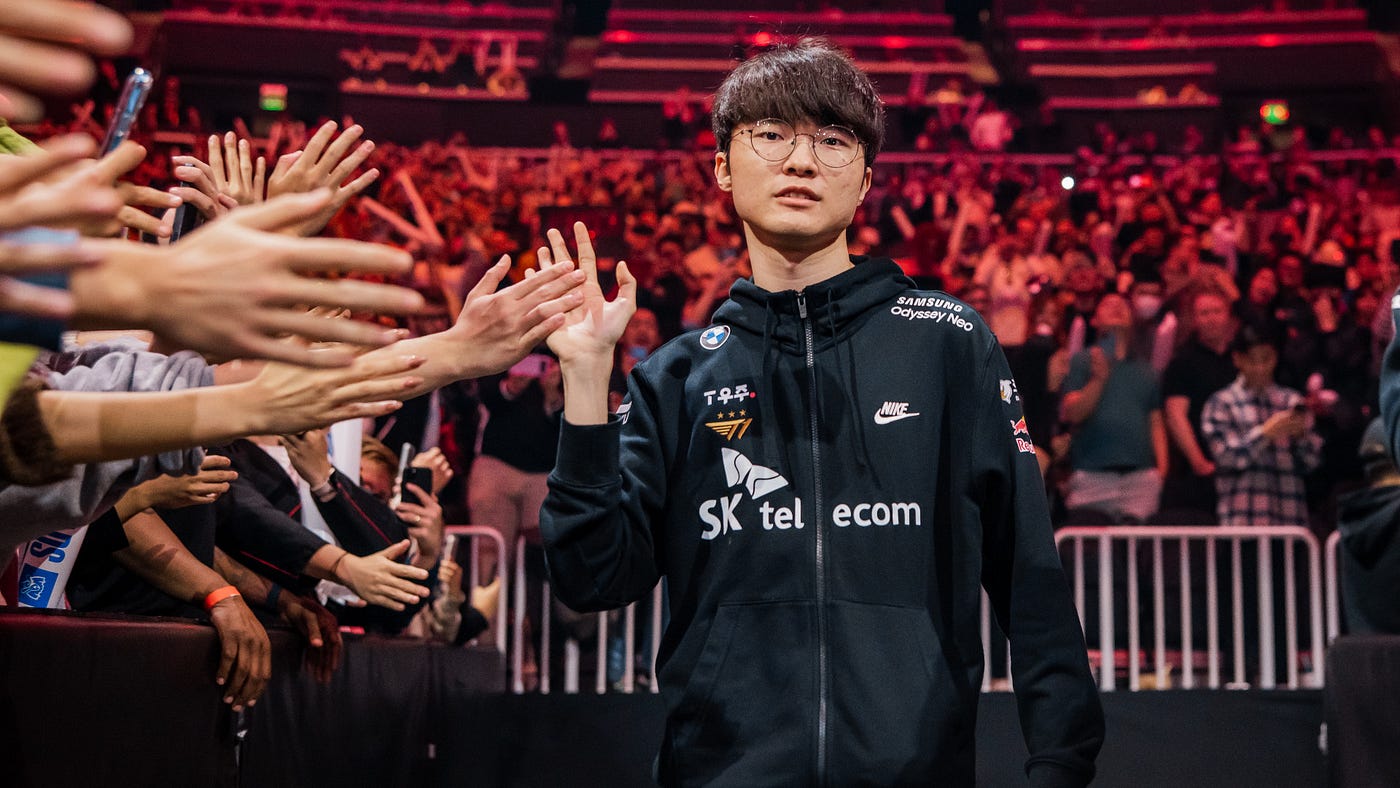 Faker llegando al escenario antes del T1 contra JD Gaming