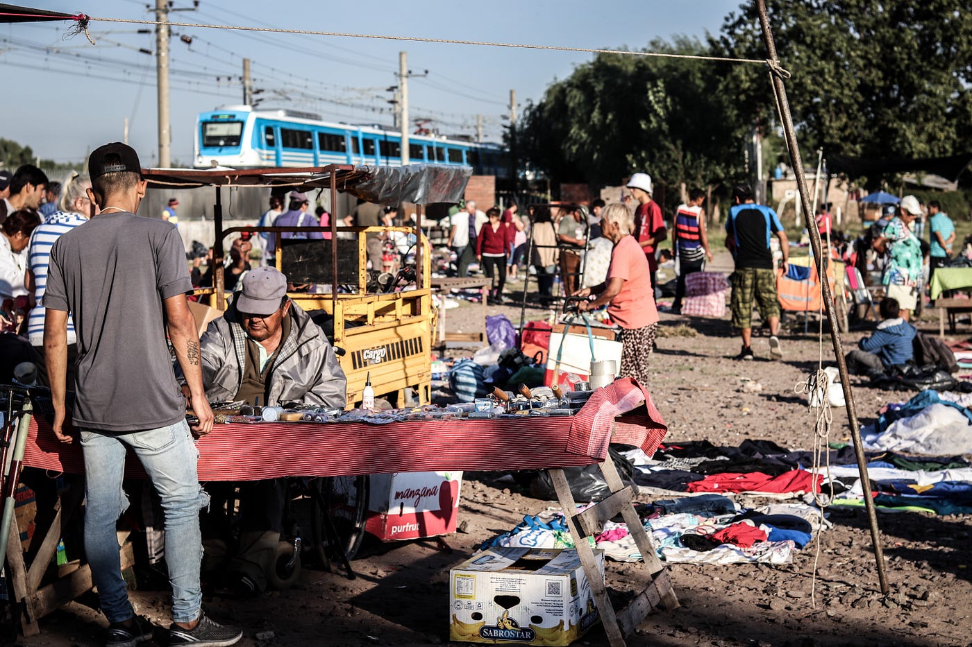 La feria se acomoda al rededor de la estación del Roca Ardigó, también conocida como km26 | Foto: Cristina Sille