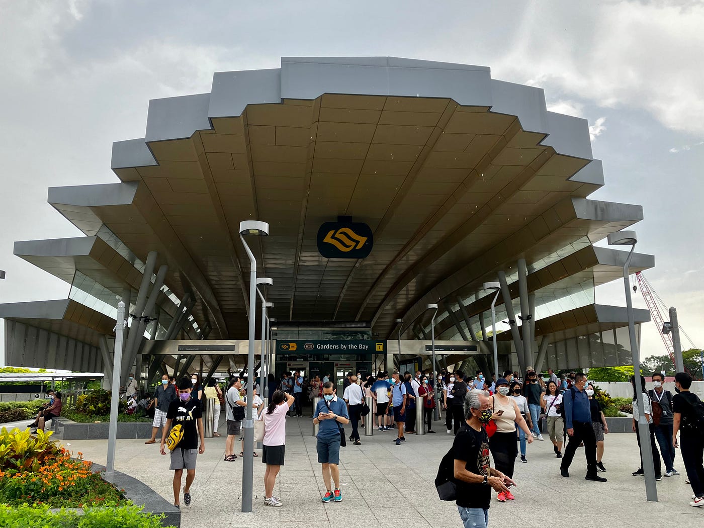 TEL 新路段的一大亮點是直達知名景點 Gardens by the Bay,其中一個出口就設在園內,情況就如當初南港島綫在海洋公園設站