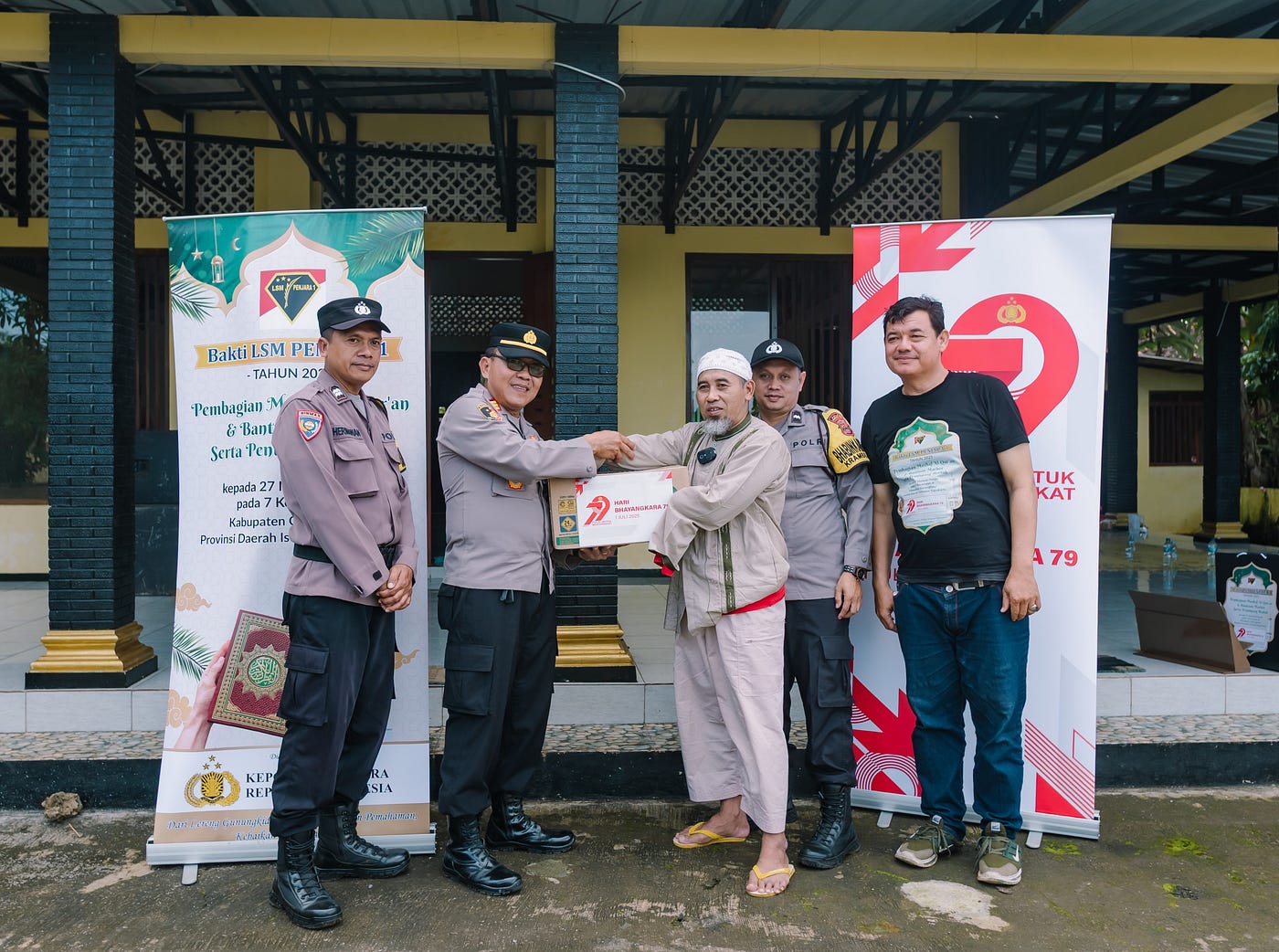 Kapolsek Saptosari AKP Suyanto, S.A.P. menyerahkan bantuan secara simbolis kepada Marbot Masjid An Nur, Bapak Mukidi, dalam rangka Bakti LSM PENJARA 1 bersama POLRI memperingati Hari Bhayangkara ke-79.