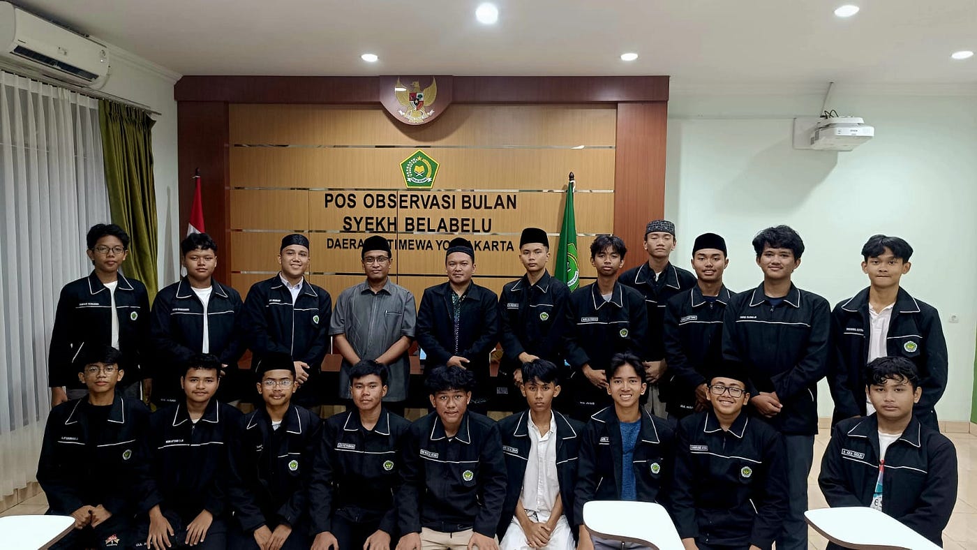 MAN PK MAN 1 Yogyakarta Students Participate in the Hilal Monitoring Procession to Determine 1…