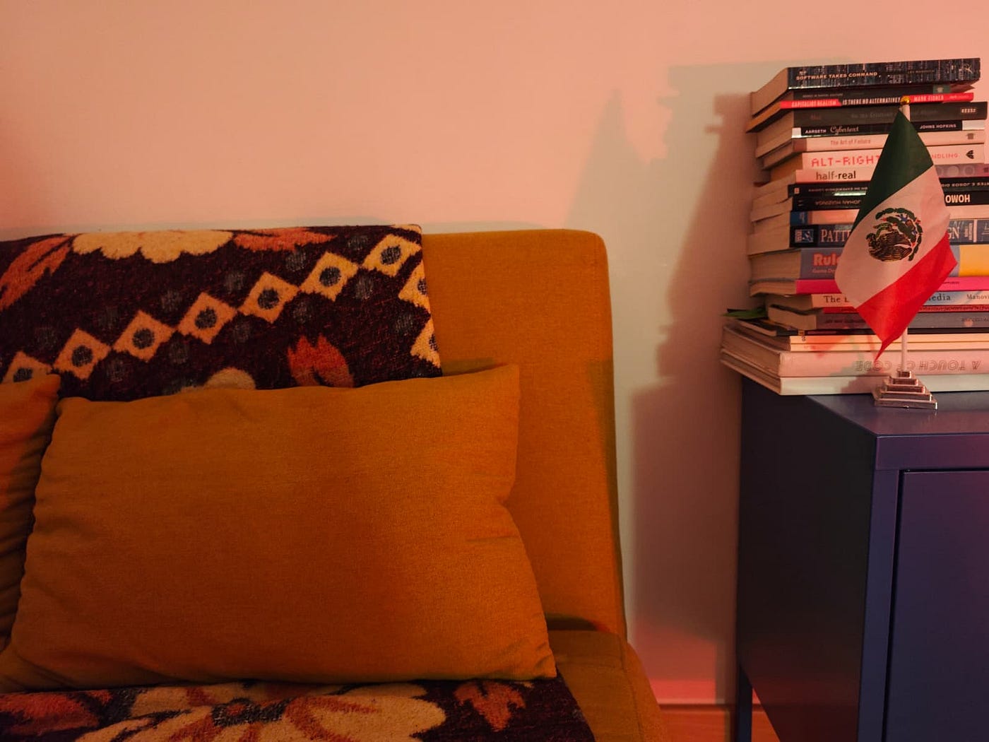O sofá amarelo com a luz vermelha indesejada e o armário azul.