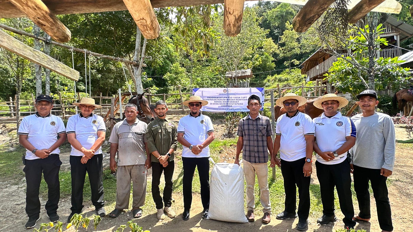 Dukung Program 1 Desa 1 UPT, Lapas Lhoknga Serahkan Pupuk untuk Pakan Kuda