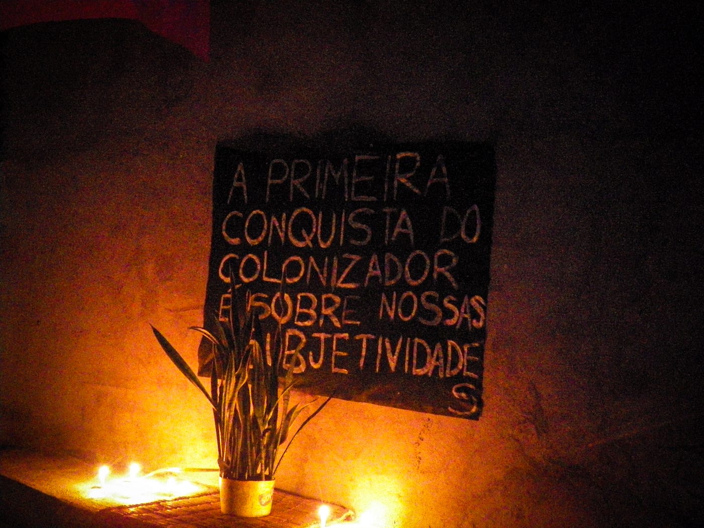 ‘’A primeira conquista do colonizador é sobre nossas subjetividades’. Quadro exposto na entrada da Quarta Preta. Fotografia: Marco Túlio Dias — Comunicação Social Coletivo Negro Vale do Aço (março de 2023).