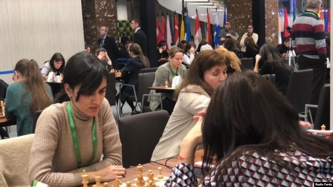 Exiled Iranian chess player says not herself with hijab