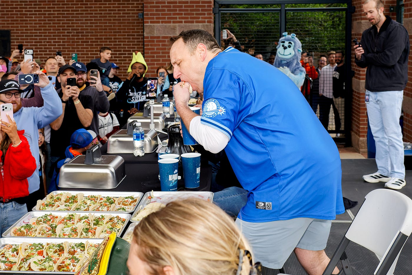 Joey Chestnut begins his Fuzzy’s Taco Shop challenge. Photo by Eddie Kelly.